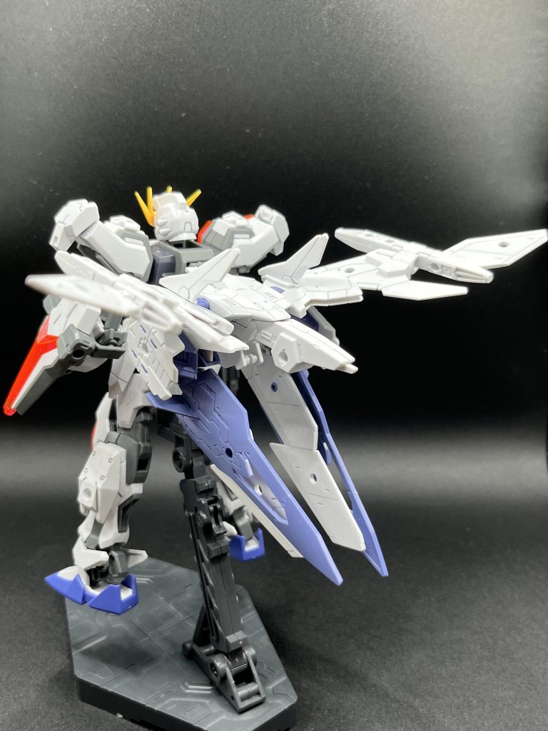 30mmのパーツを使って一部加工して取り付けています。（干渉してるところを数ミリ削ったくらい）エールストライカー的な物をイメージして作りました。