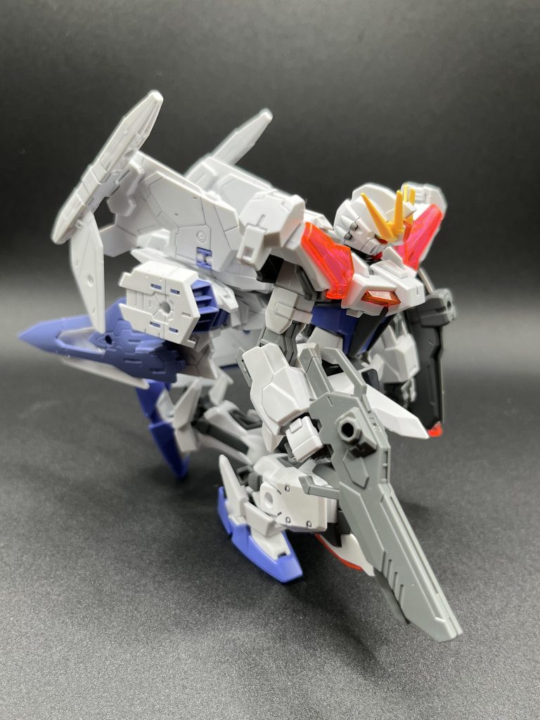 ウイングは畳めるので色んなニュアンスで楽しめます。エスパジットのバインダー（？）のパーツがエクシードギャラクシーの色味に合ってるのが嬉しいポイント。