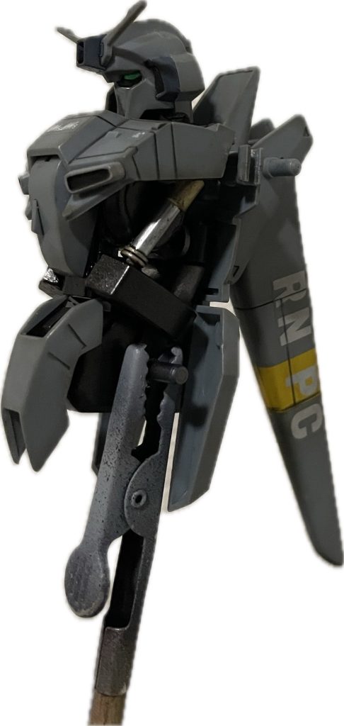 胴体が太り気味な感じがしましたので、ジャンクパーツを組み合わせて、メタスや近藤版ゼータ的なシリンダー構造にしてみました。変形の際は取り外します。