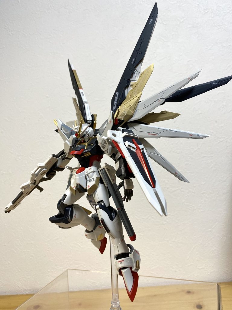 HGライジングフリーダムガンダムとRGフリーダムガンダムのミキシングで、全塗装しています。妄想設定としては、マイティーストライクフリーダムガンダムを開発する為のテスト機です。