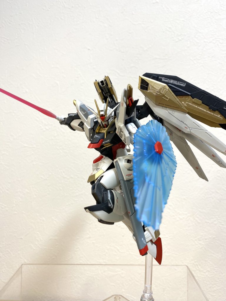 フリーダムガンダムのシールドは接続部をカットし、ライジングフリーダム用に真鍮線などを用いて接着しました。ビームシールドもそのまま使用可能です。