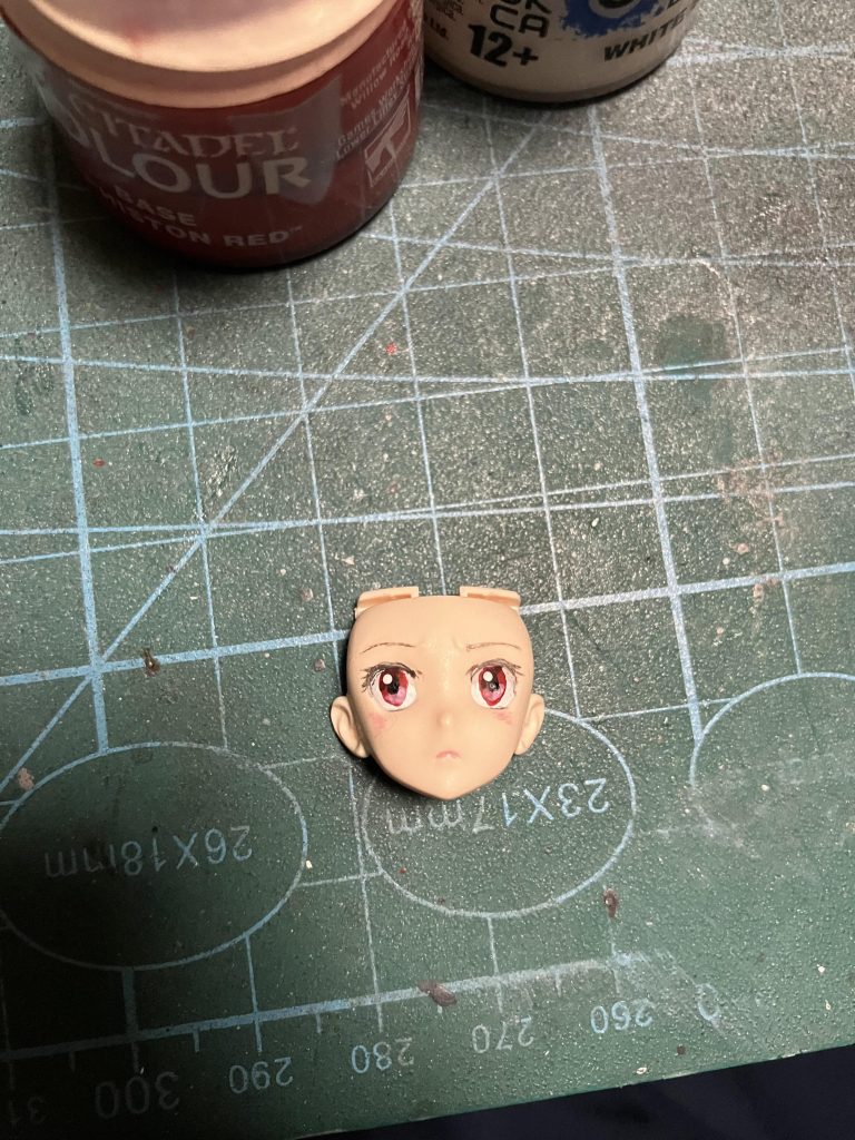 あんまり見えないので簡単にアイペイント。モノアイの名残りが欲しかったので赤とピンクで塗ったよ！そしたら、なんか零号機に乗りそうなキャラクターになったよ！w最後までお付き合いいただきありがとうございましたー！