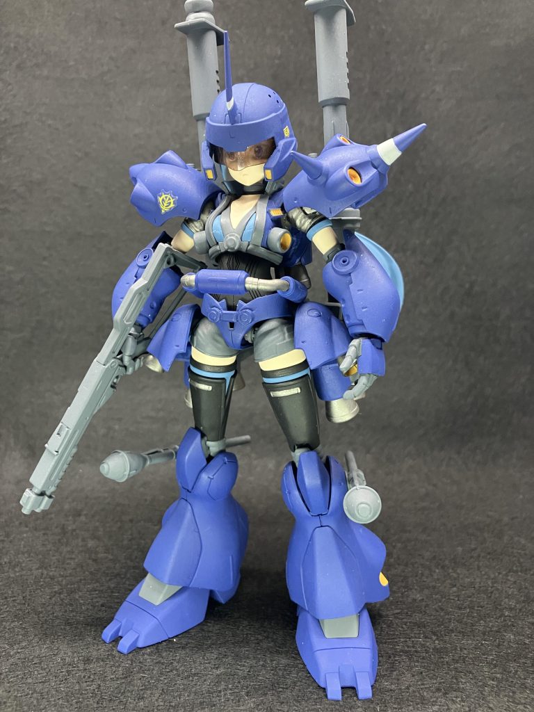 武装全部乗せをどうしてもやりたかったんですが、バズ背負うと肩の可動がほぼ無しに腿のアーマー？も可動するようにしたのですがここもバズーカの餌食に。でも立ってるだけでステキなのでOKとしました