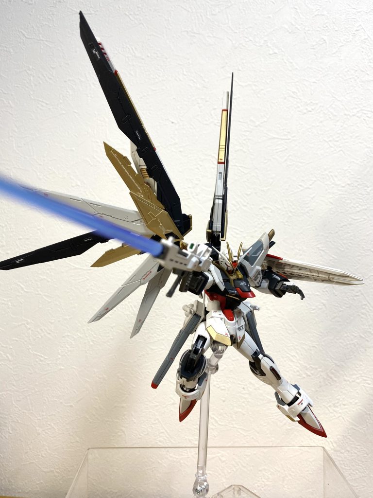 そのまま組むと、かなりのっぺりした顔は目尻を赤くするなどして調整。今回も塗装は缶スプレーと筆塗りです。デカールの位置などバランス調整してみました。