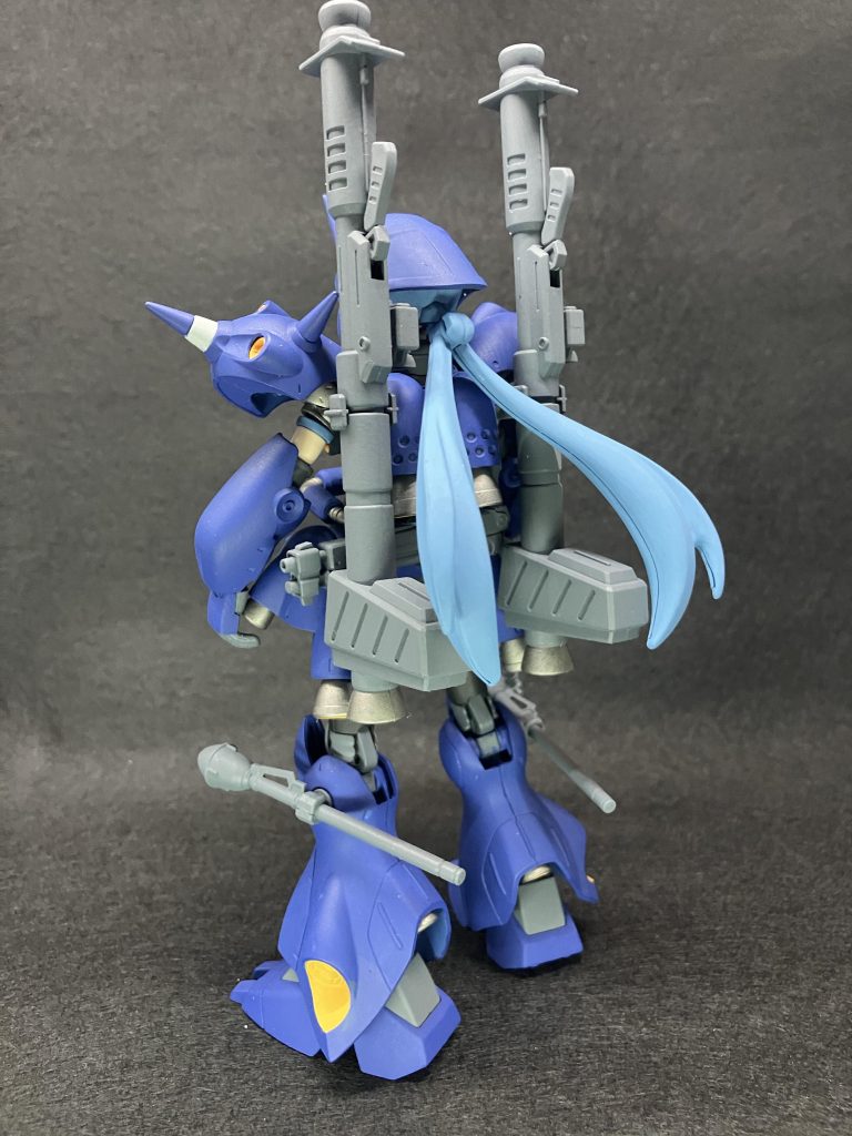 背面。髪がクリアランスギリでなんとかなりました。色彩センスが皆無なので無難にこの青系になりました髪はアヤメさん、顔は多分ふみなパイセンの余剰パーツ