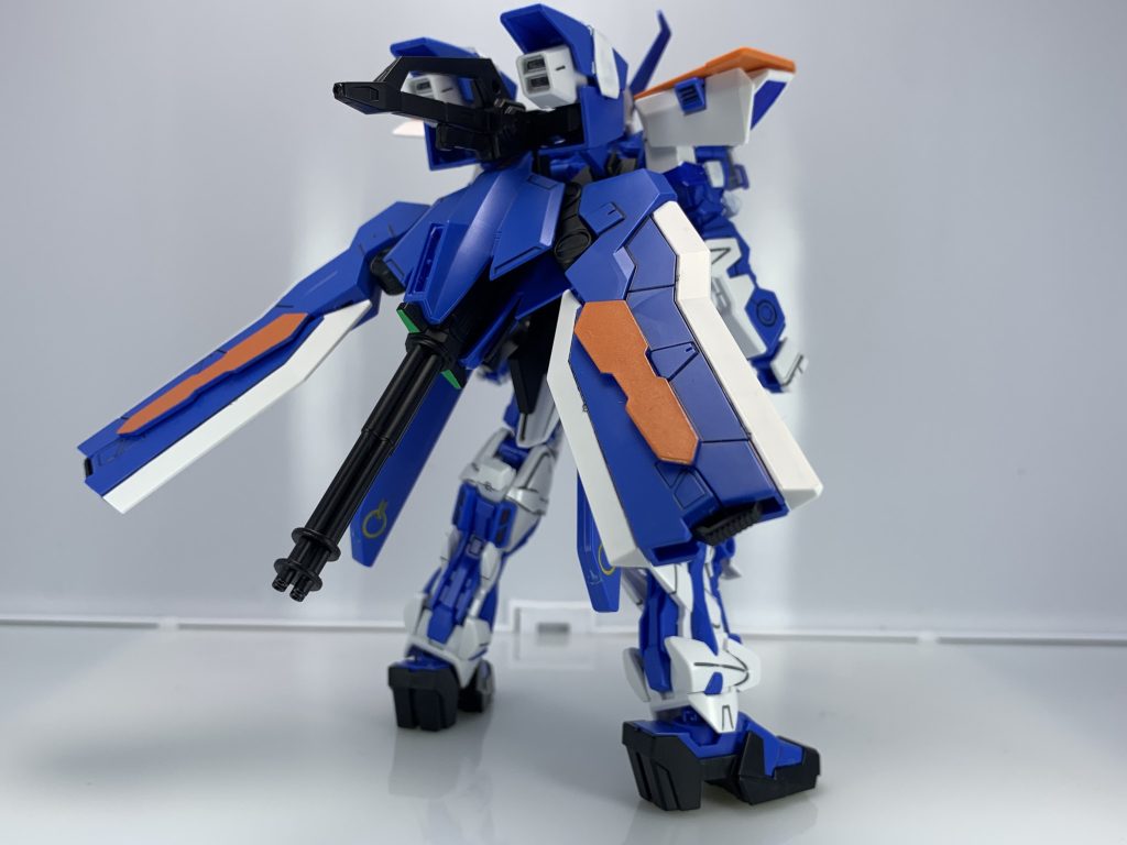 背面。この機体最大の特徴であるタクティカルアームズ。バックパックとして機能するフライトフォーム、大剣になるソードフォーム、設置型ガトリングガンのガトリングフォームの3形態に変形します。