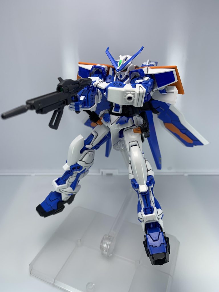 ビームライフルで狙撃！元々のセット内容にライフルがありませんので、ノーマルブルーフレームからビームライフルを拝借してきました。