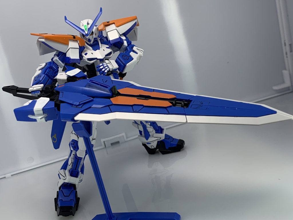 かなり大型の大剣で重量もあり、ポージングをするのにすごく苦労しました…！