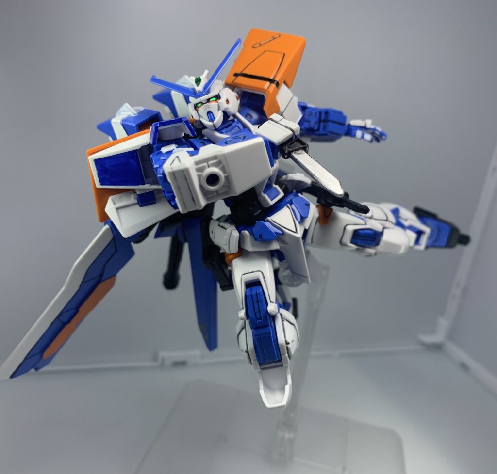 アーマーシュナイダーでの近接戦闘！脚部付け根にマウントされているものと、両脚底部に仕込まれているものがあります。 