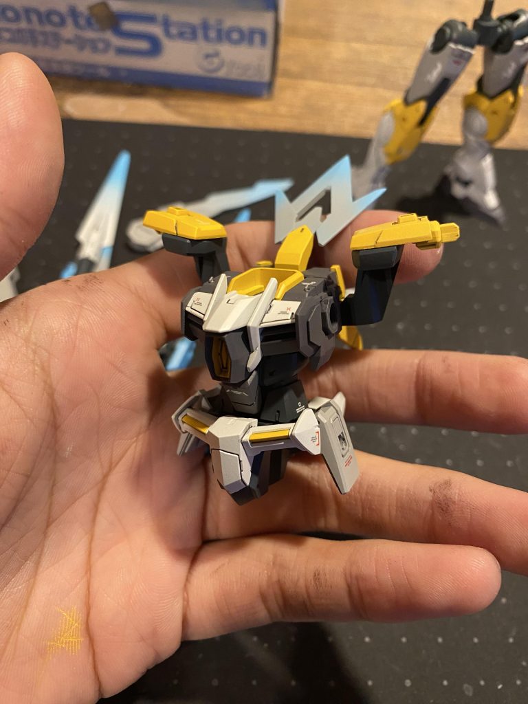 デカールワークはほぼ全てのパーツに貼りますが、全体のバランスを見ながら、影になる部分や斜めからでも見える角度に意識して貼り付けうるさくならないようにデカールワークを進めました!