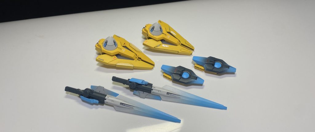 バインダーの非対称でのディティールアップ、グラデーションによるアクセントを意識した付属品の製作を行いした!バインダーは元を生かす形と延長工作をしガンプラが手に持った時のバランスを意識した2パターンで差別化を図り製作をいたしました!