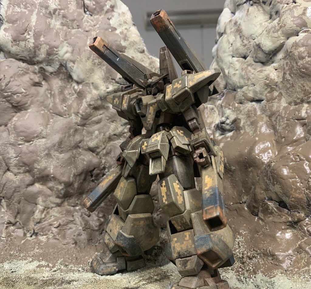 今回はリアルタイプカラーを意識して塗装、マボガニーの下地に、タミヤアクリルの自衛隊茶色、NATOブラウンレッドブラウン2あたりを使いました