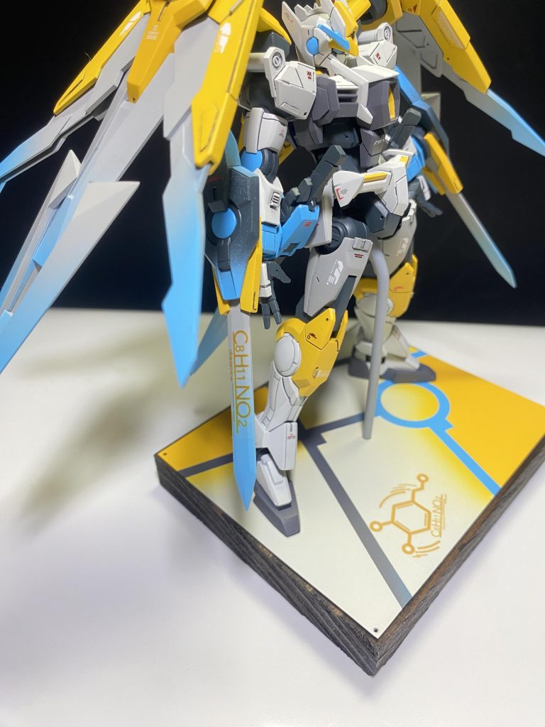 各所オリジナルデカールを使用しミキシングをしなくともオリジナリティが出るよう工夫をして製作をしています!台座にも本体と同じようグラデーションを施し模様に「ビルドシリーズ」という事もあってランナーを意識して制作いたしました!