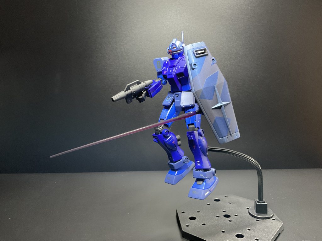 急遽盾が欲しくなったのでそこらへんに居るガンダムから盾をペチッて自分用に色を変えたアメジストブルーでコートをしたのだがかなり味が出た