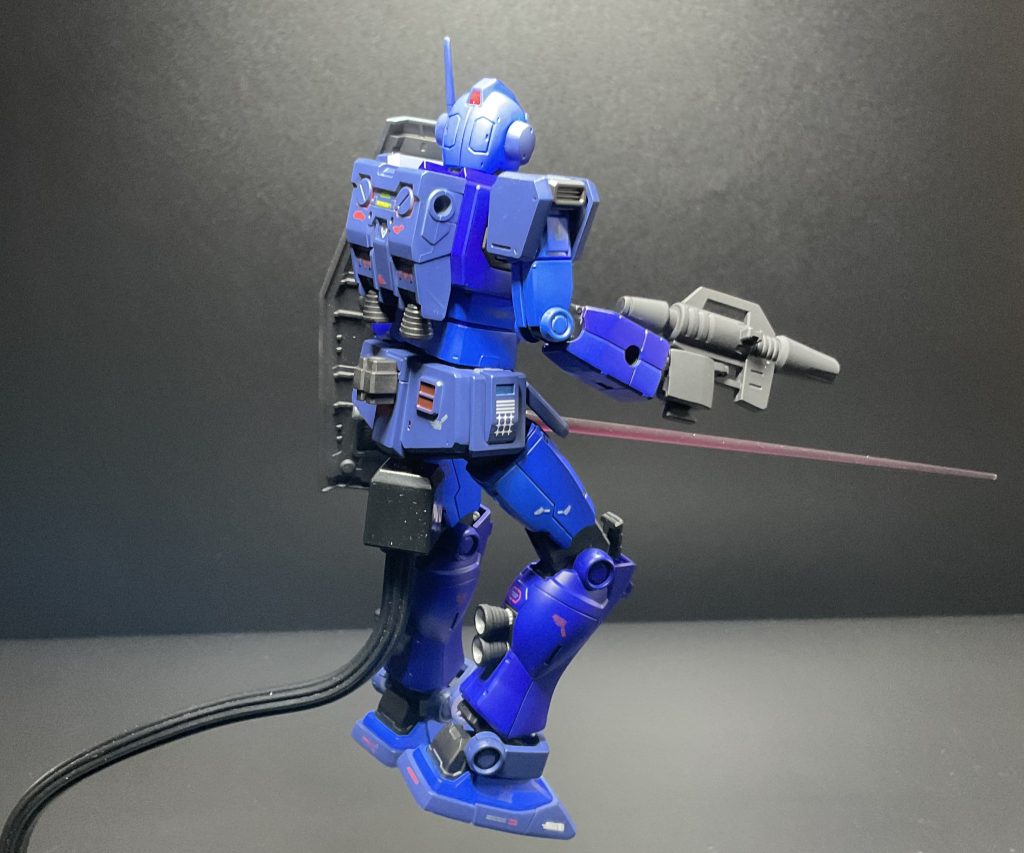 前面はあまり派手な装丁がされていないが後面は少し派手に。強襲機なので最前に当機が居ることをわかりやすくする意図がある