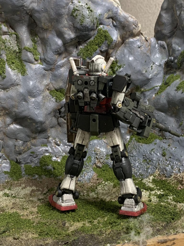 今回は白とダークグリーンとレッドを2色ずつ用意して、RG風のカラーリングの仕上げにしてみたのですが、ウェザリングしちゃうと色の隙間が曖昧で少し残念、それでもいい感じにできたので嬉しいです