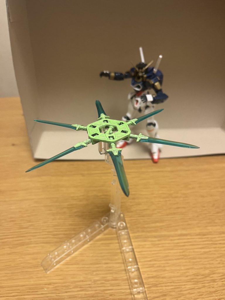 ファンタジーブレード幻想具現化によって創造されるダガー状のエフェクトの一つであり、持ち手がライトグリーン、刃がクリアグリーンになっている。手持ち武器として使うだけでなく、大量に召喚する事も可能であり、投擲武器として敵にぶつけたり、複数を組み合わせてブーメランのように扱ったり、遠隔操作が可能なオールレンジ攻撃のような活用もできる。性質はビームサーベルと同じなので、PS装甲を斬り刻む攻撃力を有する。