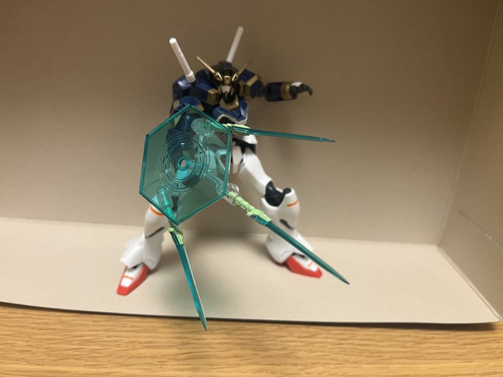 ファンタジーバリア幻想具現化によって創造される六角形状のエフェクトの一つであり、クリアグリーンのビームバリアとして機能する。高出力ビームを防ぎ切る防御力を誇るだけでなく、ファンタジーブレードと同じく遠隔操作が可能。数あるバリエーションの一つとして、上記のファンタジーバリアと組み合わせた巨大な爪やブーメランとしても運用可能。さらにバリア複数枚を合体させれば、防御範囲の拡大のみならず、陽電子砲をも防げる(それほどの威力の場合には、バリア自体は衝撃に耐えられずに消滅するが、何度でも創造・展開が可能な為、大した問題にはならない)。