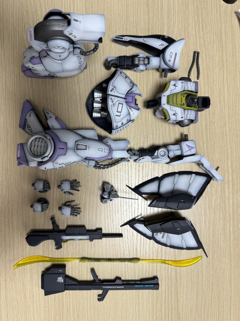 恒例の。武器もパーソナル感を出す為にちょびっと塗り分け。放熱フィンて原作ではもっと大きかったように見えたんですが意外と小さいんですよね。今作の構想自体は前からあったんですが技術に自信がなかったので素組で放置、実際作り始めるまでに1年くらいかかりました。