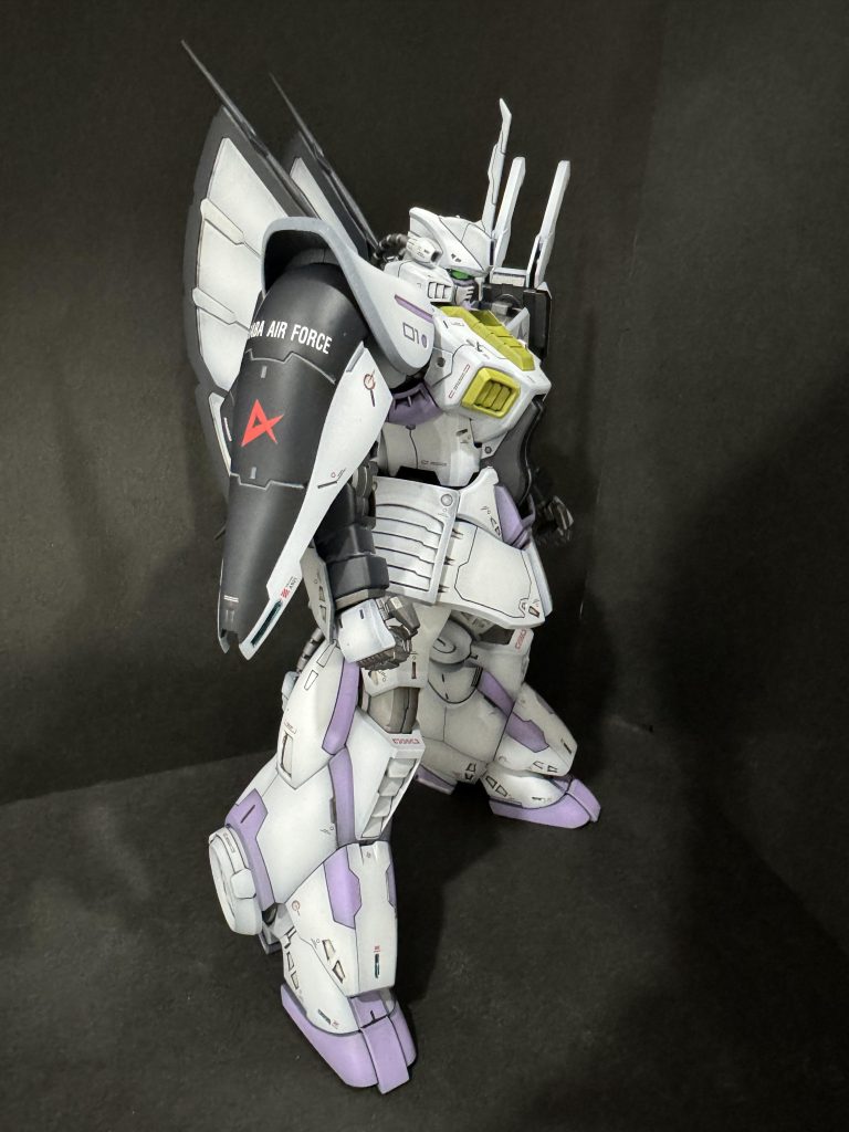 数年前は模型屋にけっこう残ってたような気がしたんですが、最近はめっきり買えなくなってしまいましたね。RE/100という事でやはりちょっとツルッとしていたのでけっこうスジボリを追加しました。また、今後に繋がっていく部分の設定として肩アーマー、前腕、放熱フィンはνガンダムの配色 白×紺としています。
