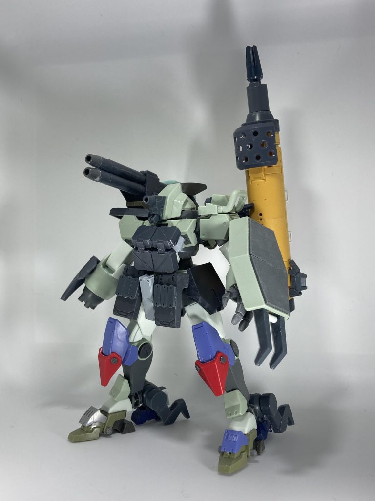 塗装前。足を前後に拡大したので色々ポーズでも自立可能。