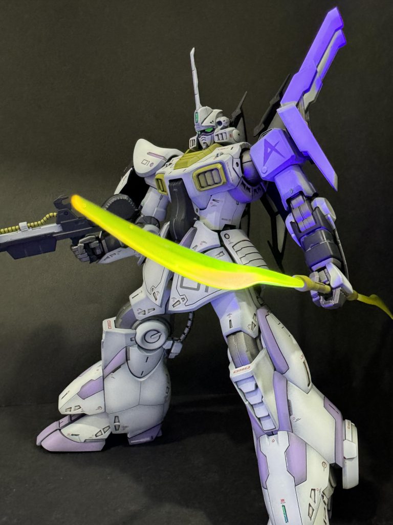 今回はツインアイ以外にもビームナギナタの刃部分も蛍光塗装しています。左肩のAマークは附属のテトロンシールを切り出し→薄パープルで塗装後に貼り付けマスキング→白で塗装しました。ナンバリングは本当は018にしたかったんですが、デカールがまたしてもちぎれてしまい泣く泣く01になりました🥲
