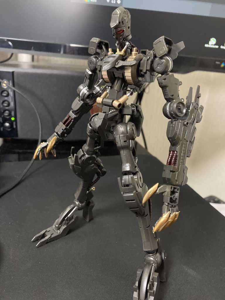 ガンダムフレームパイプ系は本来フレームと同色ですが血管イメージとアクセント目的で赤色。フレームは黒鉄色、シルバーとゴールドはエナメルの筆塗り。