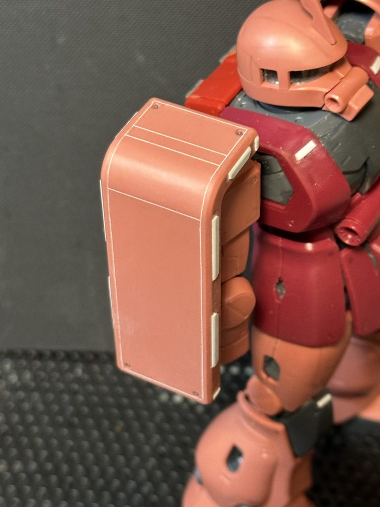 シールド。シャアザクはシンプルなデザインが多いのですが、今回はスジボリにこだわってみました!