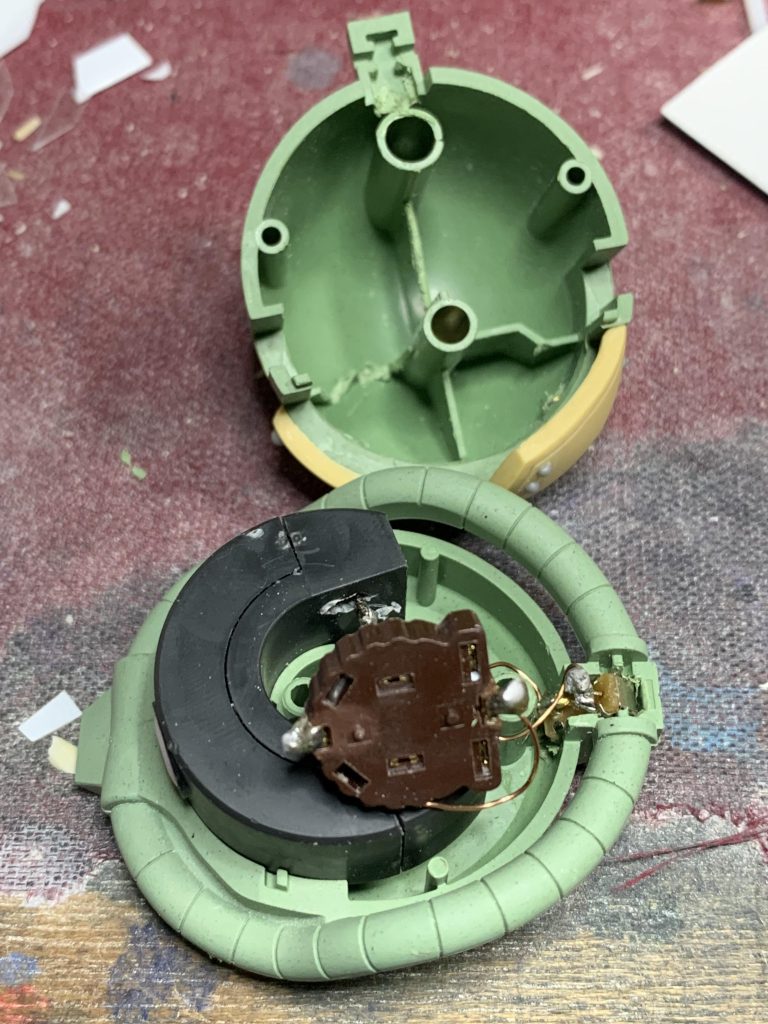 電飾は1220サイズの電池ホルダーと3ミリ砲弾型LEDを使用。スイッチは後頭部の出っ張り部分に埋め込みました。