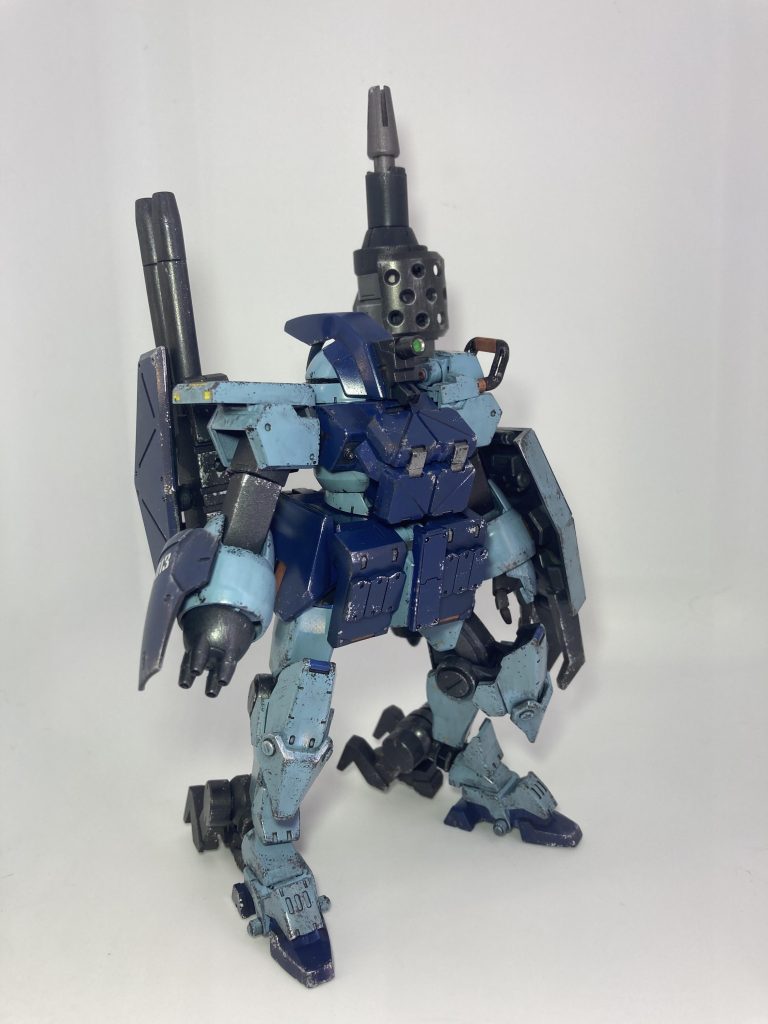 当初はガンキャノン風(デミキャノン)を目指していたのです。キャノンを付けたらもう一本。上半身に傾いた重心を支える脚を。足を大きくしたら細さが目立ってきたので重装甲へ、といつも通り止まりませんでした。