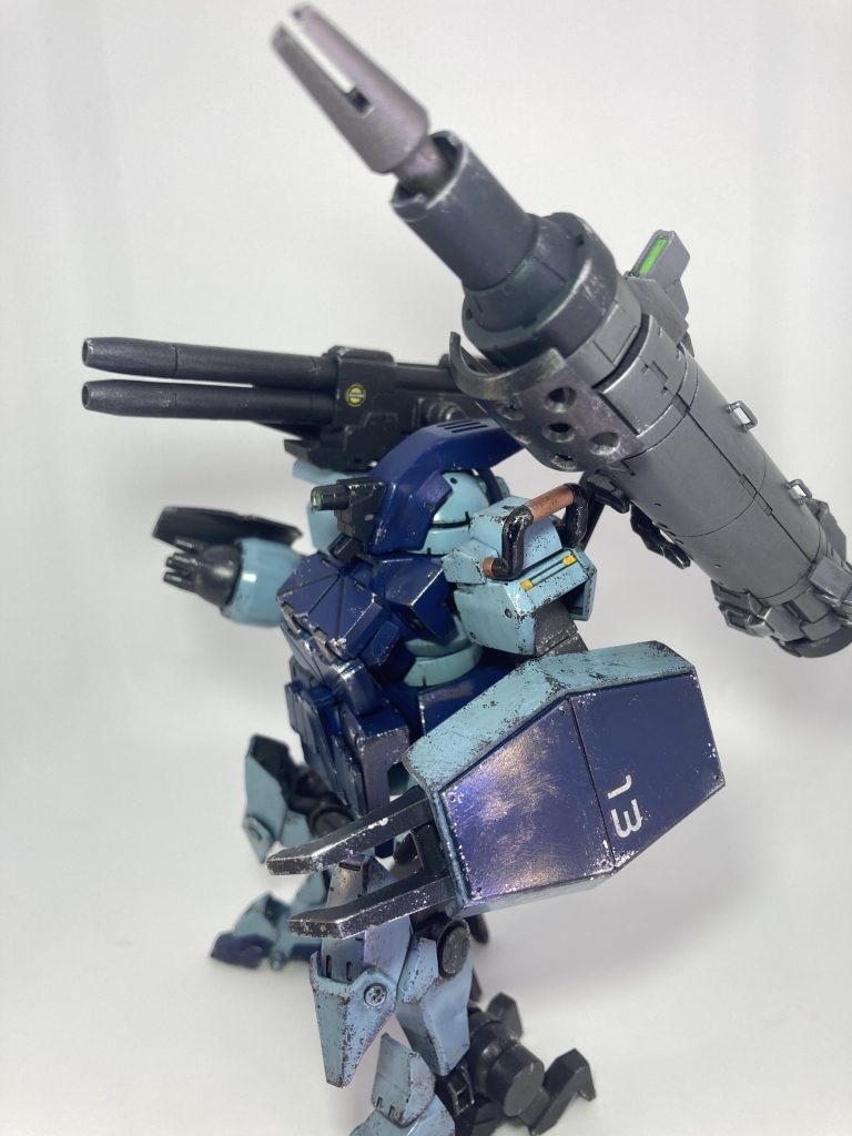 ジムスナイパーⅡ的なカラーリングにしてみました。マルチブラックでウォッシング後、メタルグレーとシルバーでチッピングとドライブラシ。シルバーのチッピングが撮影では主張しすぎました。ダークグレーですればよかった。