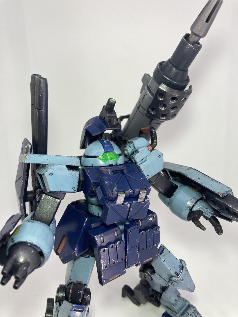 実戦配備仕様ならスタッフアンテナはいらないだろうと取り付けず。あまり緊張感のない顔つきだったので膝アーマーを加工してマスクを作成。跳ね上げ式にしてみました。