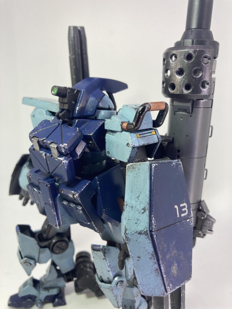 30MM・コトブキヤあたりのパーツを流用。使わなかった踵のパーツを肩に持っていったり。カメラ部にはいつものビームサーベル輪切り。左キャノンのセンサー部にも使ってます。