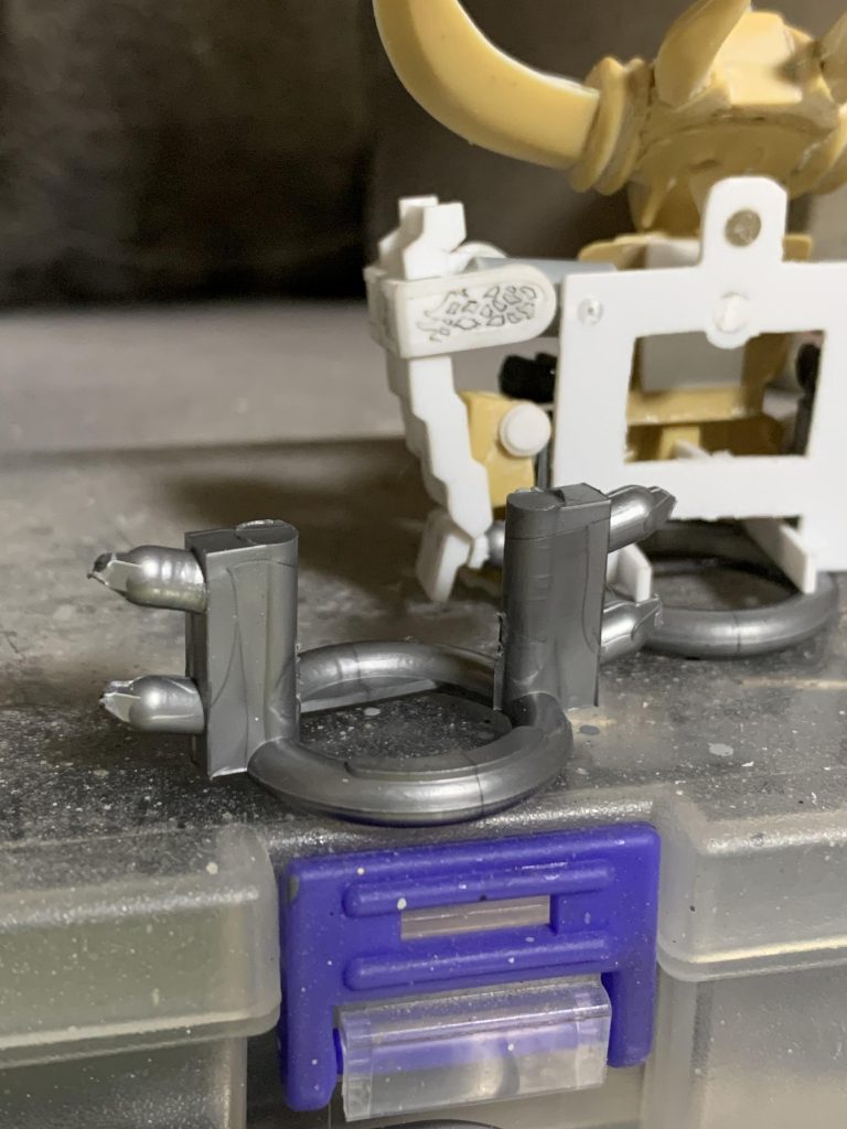 ザクトの鎧ハンガーはタミヤのMシャーシ用ホイールのランナーを再利用しております。