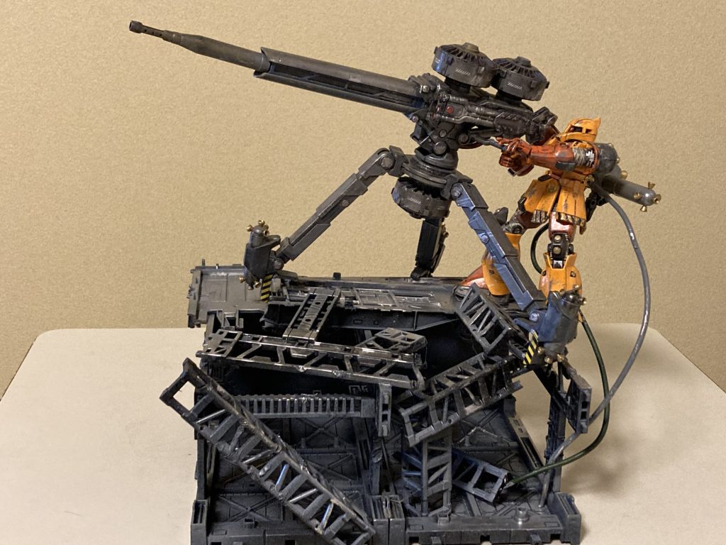 作品全景です。ザク1は塗装、汚しのみで素直に組んでます。ジオラマは100均で諸々買い集めスプレー塗装しました。