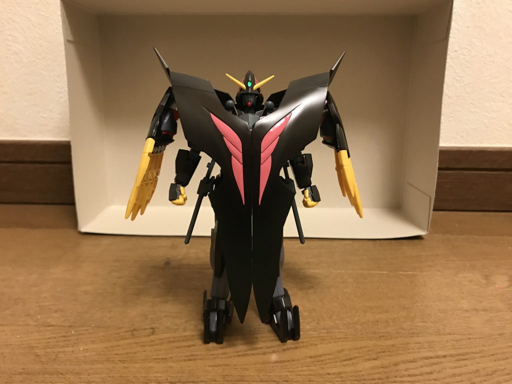 ガード形態この状態では格闘戦を行うことはできないが、それでも並大抵のMSでは比べ物にならない性能を誇る。