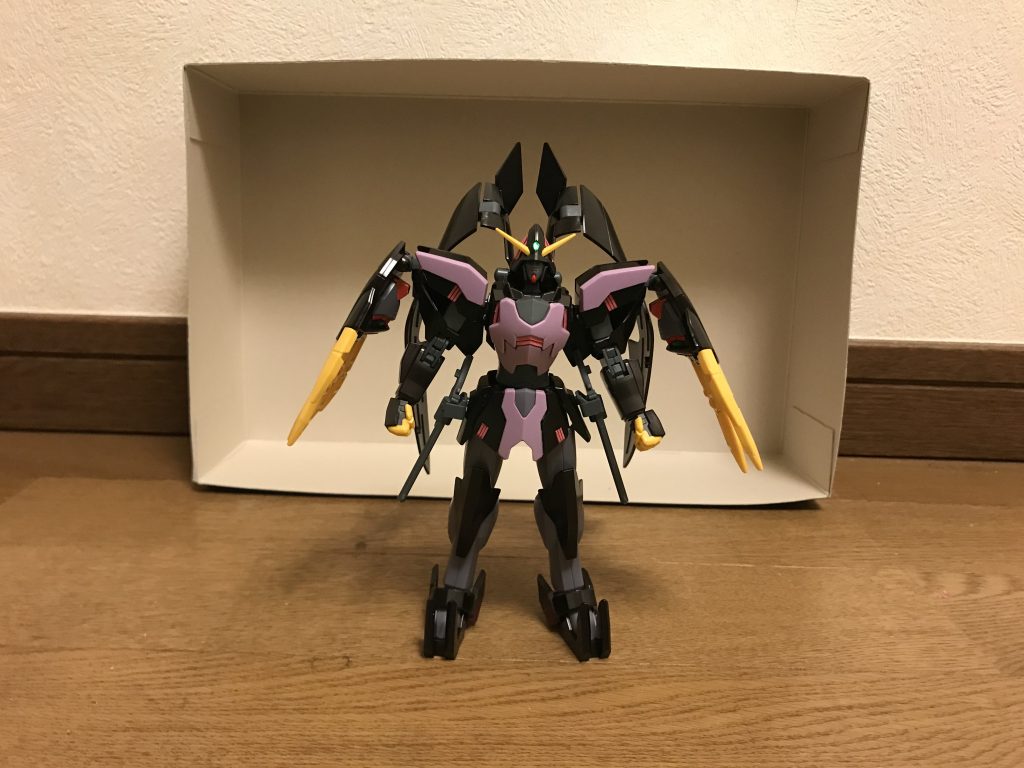 機体名:ガンダムジエンド全高:20.2m重量:58.6t悪魔のようなの翼「アクティブクローク」と、黒く禍々しいカラーリングが特徴。略称は、ジエンド。パイロットは、レイ・ザ・バレル。※ただし設定は、原作とは異なるIF版です。経緯についてそもそもレイ・ザ・バレルとギルバート・デュランダルは、元々は自分たちの目的であるデスティニー・プランを達成する為、シンを駒として利用していたが、それらの事実と目的は、既にシン・アスカに気づかれていた。シン・アスカを利用してきた者の行く末、しかし...ある時、レイは戦闘中に重傷を負わされ、生死の境目を彷徨った。しかも、DG細胞の影響を受けてしまい、精神崩壊を引き起こすという最悪な事態であり、除去する手段が見つからず、そんなレイの危機はデュランダルを取り乱させるのに十分だった。さらに運の悪い事に、デュランダルが構想していたデスティニー・プランの内容が改竄された上で公開され、彼もまた政治的に危機的状況に陥ってしまう。プランの改竄発表よって勃発したクーデターによって、デュランダルは糾弾され、暗殺されそうになった。もはやこれらの事態は対処しようもなく、レイもデュランダルもそれぞれ死を覚悟した。しかし、彼らを助けたのは、他でもないシン・アスカであった。彼らに手を差し伸べた一人の少年、シン・アスカの優しさレイの精神崩壊は、シン自身の持ち得るDG細胞のノウハウを生かして、DG細胞に対する抗体をレイの肉体に1日かけて作らせる事で、精神崩壊を解決しつつ、DG細胞の耐性を付与させた。デュランダルに関しても、プランに関する改竄の立証を行い、見事に冤罪を晴らしたのだった。さらにこれらの問題が片付いた後、レイとデュランダルに対して、シンは既に真実を知っていた事を告白したのだ。当然この時点で、「シンを利用して裏切ってきた」事実が明るみになって、彼から罵られ、殺される事さえも覚悟していたレイとデュランダルだったが、シンから伝えられたのは罵詈雑言などではなく、感謝の言葉だった。実は、シンにとっては、都合の良い駒として利用されていたのは事実であったが、それと同時に、うなされて苦しんでいる自分に道を示し、戦うべき敵を示し、自分に居場所を与えてくれた彼らには、ずっと恩義を感じていた。つまり、彼らがシンを助けてくれたのも事実であり、シンにとっては「自分の力が、世界の為に必要」だと言ってくれて、その駒として利用してくれた事にすら感謝していたのだった。デュランダルの「ナチュラル・コーディネーターを問わず平等に幸福に生きられる世界」という理想と信念は、彼らの駒として利用されていたシンにとっても尊敬と敬意を表すべきものであり、シンはデュランダルに対して労いの言葉を掛けたのであった。レイの出生(クローン人間)についても、偏見などを持たず、ただ自分が尊重する余裕を持てなかった事に謝罪し、レイにも「自分の友として、人間として受け入れてくれた」ことに感謝を口にした。シンの願い、レイとデュランダルの決意と償いそして、シンは改めて、自らの真の目的を告白し、彼らに「力になって欲しい」と頭を下げる。それは、デュランダルたちが行ったような「理想の為に、駒として利用したい」ではなく、今度こそ「オーブ上層部から国民を救う為に、その力を貸して欲しい」「争いの無い平和な世界を本心で目指すレイとデュランダルだからこそ、自らは必要としている」という一人の青年の尊い願いであった。そんなシンの本心を聞いたレイとデュランダルは、彼に謝罪の意を示す為、彼への全面的な協力を決意。デュランダルは、自らを実験台にして作り上げた究極のMSをシンに託し、彼の派閥組織「リベンジャーズ」の戦力のサポートに従事するようになった。そしてレイもまた決意を固めて、クルーゼを彷彿させるような仮面を被りつつ「ミスター白銀」というコードネームを名乗り、「リベンジャーズ」の幹部メンバーとしてシンに迎え入れられた。そしてレイ・ザ・バレル専用機である本機は、シンの派閥組織「リベンジャーズ」と、デュランダルが率いるプラントの援助を受けて、密かに製造・用意されたのだった。現在の性格と実力について原作のレイとは変わらず、デュランダルを敬愛するが、IF版では「自らを赦し、救ってくれた恩人」として、これまで以上にシンを気遣うようになる。特にアスランへの敵意は凄まじく、シンの気持ちを考えずに罵倒・否定した彼に対しては、普段の冷静な態度をかなぐり捨てて襲い掛かるほど。禁断の特殊能力について実は、レイはDG細胞への感染によって、とある特殊能力を手に入れた。それは自らの命を引き換えとした「死者の完全蘇生」であった。「死者の肉体が失われていなければ、その場で完全蘇生させる」という、誰もが使いたくなるような力であるが、これを使えばレイも命を落とす。そして、この能力は、ザフト・連合を問わず欲しがるのは目に見えており、悪用を防ぐ為に、恩人たるシン・アスカ以外には誰にも話さなかった(デュランダルは勘づきつつも、危険性を知っていた為に追及しなかった)。シンは「使いたいと思った大切な人に使え」「でも、後悔するような選択はするな」と忠告をしつつも、この能力の用途をレイに問わなかった。しかし、レイもまた、クローン人間故に、いずれは死す運命。レイにとっては、今となっては自分を助け、過ちを赦し、自分を信じて必要としてくれた者にしか使う気はなかった。その後、実際に使用し、レイはその命を散らす事になるが、それがその人物の未来を切り開く事になるとは、この時のレイは夢にも思っていなかった。