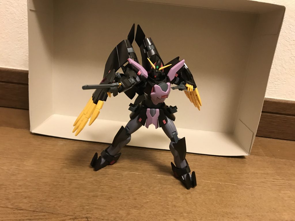 アタック形態細身で悪魔じみた禍々しいシルエットが特徴。