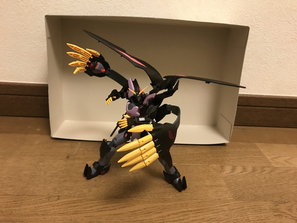 攻撃能力本機の攻撃力は、以下の武装と特殊機能によって成り立っている。武装フィストジエンド両肩の大型クローアーム。蛇腹状のアームによってバックパックに接続されており、フレキシブルに可動する。掌にはデビルガンダムを思わせるようなガンダムヘッドを有し、これの口に当たるバイトフィストを展開し、対象を噛み砕く事ができる他、このバイトフィストから高出力ビームを発射する事もできる。また、巨大な5本の指にはそれぞれに後述のDEファングを内蔵するなど、攻防一体を想定した強力な武器として機能する。DEファング(デッドエンドファング)フィストジエンドの指先に搭載された小型の無線誘導兵器で、オールレンジ兵器やドラグーンシステムの一種。基本的には刺突攻撃に用いられ、高い貫通力を発揮する。小型故に搭載数が多く、複数基をドッキングさせて強化することもでき、拡張性は高い。一方で、射撃機能は健在で、ビーム砲端末としても機能する。フィストジエンドによる格闘戦に特化している関係で、殆ど使用されていないが、パイロットのレイ自身がドラグーンシステムの高い適性を有している為、問題なく使用可能となっている。ビームサーベルマニュピレータの指先に内蔵された近接戦闘用のビームサーベルだが、格闘戦ではフィストジエンドがメイン武装とする他、ガード形態では腕部の可動範囲が限られる事もあって使用出来ない。その為、フィストジエンドが使用出来ない状況でのフェイルセーフティ的な意味合いが強い装備である。ショットジエンド本機が携行する2丁のリボルバー式のビーム拳銃。主に中近距離戦で威力を発揮し、DEファングの弾幕を掻い潜った相手を迎撃する目的で使用される。特殊機能アクマッガイ形態腹部と両肩の装甲を展開する事によって、完成する形態。最終脱ガンダム形態アクマッガイ形態の時に露わになる口の中に隠された一本角の小型MS「イッカク」を出現させる。ジエンドシステム本機の特徴の一つでもあり、ゼロシステムと同様に、超高度な情報分析と状況予測を行い、毎秒毎瞬無数に計測される予測結果を、コクピットの搭乗者の脳に直接伝達する戦術・戦略インターフェースである。パイロットは擬似的な未来予測が可能となるが、システム側が提示する行動は基本的に単機での勝利を目的としたもので、時には味方の犠牲やパイロット自身の死といった非人道的な行動を強制し、パイロットに多大な精神的負荷をかける。使いこなすには、自身の感情をコントロールし、かつシステムの命令を押さえ込む強靭な精神力が要求される。レイ自身は、DG細胞に頼らずとも、このシステムをある程度扱えるだけの精神力を持っていたのだが、DG細胞の力を得た事に加えて、一度死の淵から蘇っている為、その精神力はさらに高められており、上記のドラグーンシステムと併用さえも全く問題なく可能としてしまうほど。ただし、このシステムの予測を上回る速度で行動する機体には対処ができず、亜光速レベルの凄まじい高速移動を可能とするMS、未来予知すら凌駕する機動力を誇るMSなど、いわゆる桁外れの高速移動能力とは相性が悪い。レイもこの点を熟知している為、ジエンドシステムに過度に依存しないように心掛けている。