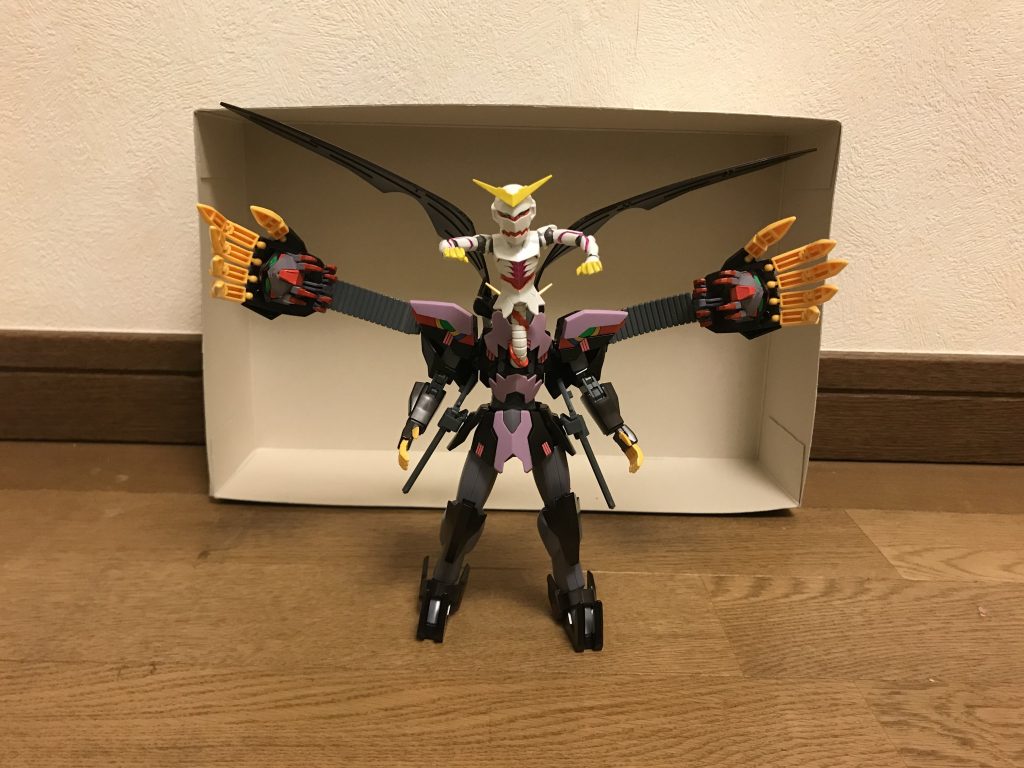 最終脱ガンダム形態この形態でのみ使用可能な一本角の小型MS「イッカク」は、頭部ごと高速回転させて、密着した相手を、イッカクの角で串刺しにする攻撃に用いられる。また、イッカクの両手の指先には、爪状ビームサーベルを有する。しかし、これらの変形・収納機構を搭載した関係上、腹部周辺はその構造上ある程度の脆弱さを持ちあわせており、この部分に対する攻撃は比較的致命傷になりやすい。