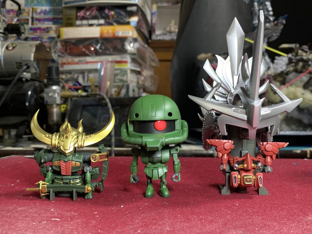 ほぼザクプラくんのすっ裸状態。レジェンドBBの闇将軍は、暗黒砲を鎧ハンガーとして使えるのでそちらを参考にしています。ついでにザクトの鎧ハンガーも作りました。