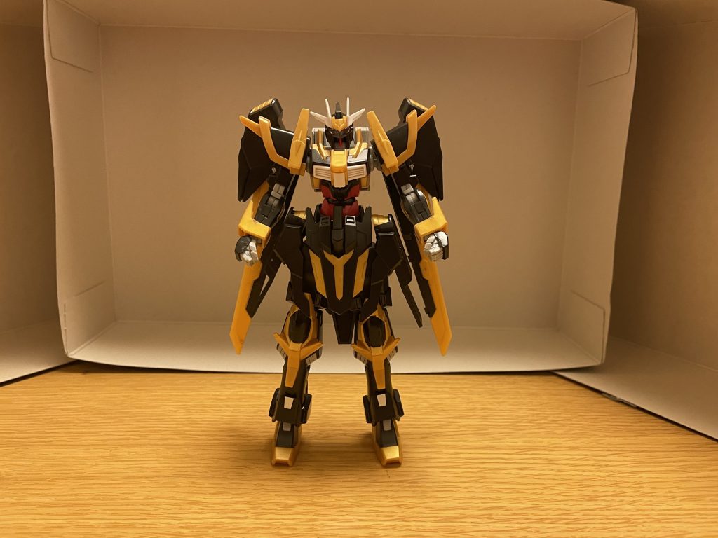 機体名:ガンダムシュバルツリッター全高:19.9m重量:82.4t黒色と金色を基調としたカラーリング、背部の大型ウイング「フリューゲルメッサー」が特徴。略称は、シュバルツリッター。パイロットは、増山鎌尾(ますやま かまお)。CV:高橋広樹。コーディネーターであり、16歳。シンの派閥組織「リベンジャーズ」の幹部メンバーであり、オネエ口調で話す。シンへの忠誠心が強く、ルナマリアとは側近の座を巡って内部争いを勃発させている(と言っても鎌尾が一方的に妬んでいるだけだが、それでも有事の際には協力を惜しまない程度の協調性がある)。MSの操縦技術も高く、アスラン・ザラと同等かそれ以上とされる。組織内における人事関連部門の最高責任者でもあり、主にシンの利益となり得る人材のスカウト、任務に失敗した構成員や数少ない反逆者に対する制裁と粛清などを担当する。特に反逆者への制裁と粛清に関しては容赦がなく、シンを裏切ったとあれば、同じ幹部であろうとも、その怒りのまま処刑する。