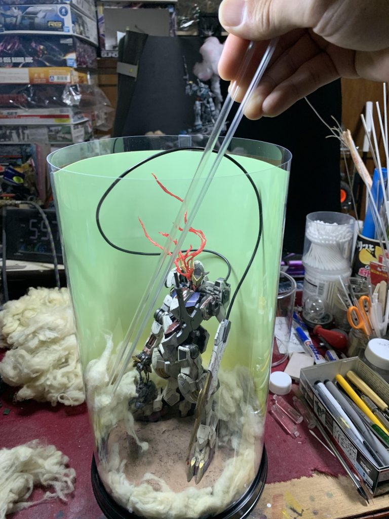 タミヤの静電気出ないブラシできれいにした後、適量の土けむりエフェクトという名の綿をプラパイプを箸のごとく使って入れ込みました。