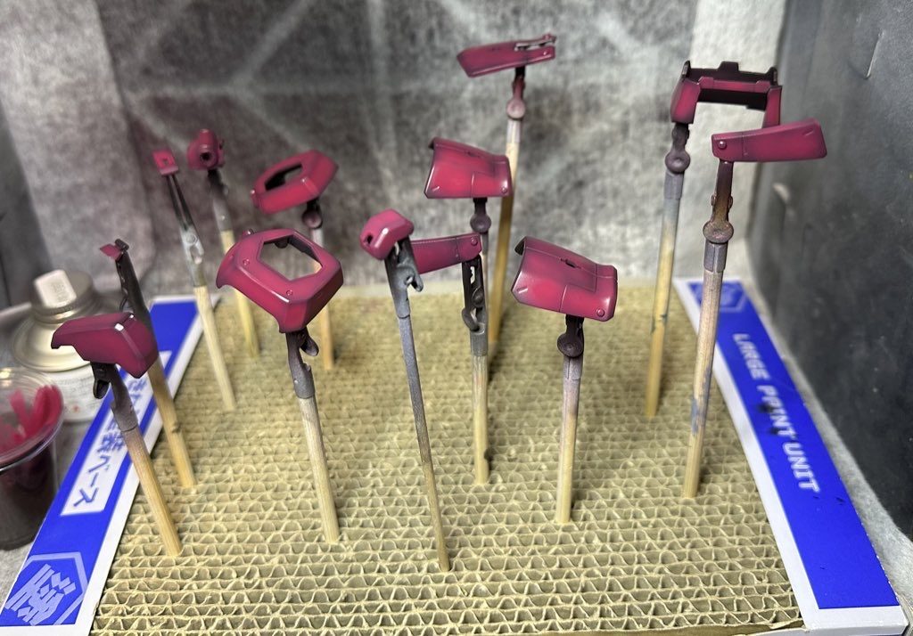 塗装ー!外装のワインレッドは黒立ち上げ、ピンク部分はマルーンから立ち上げてそれぞれの色としました!