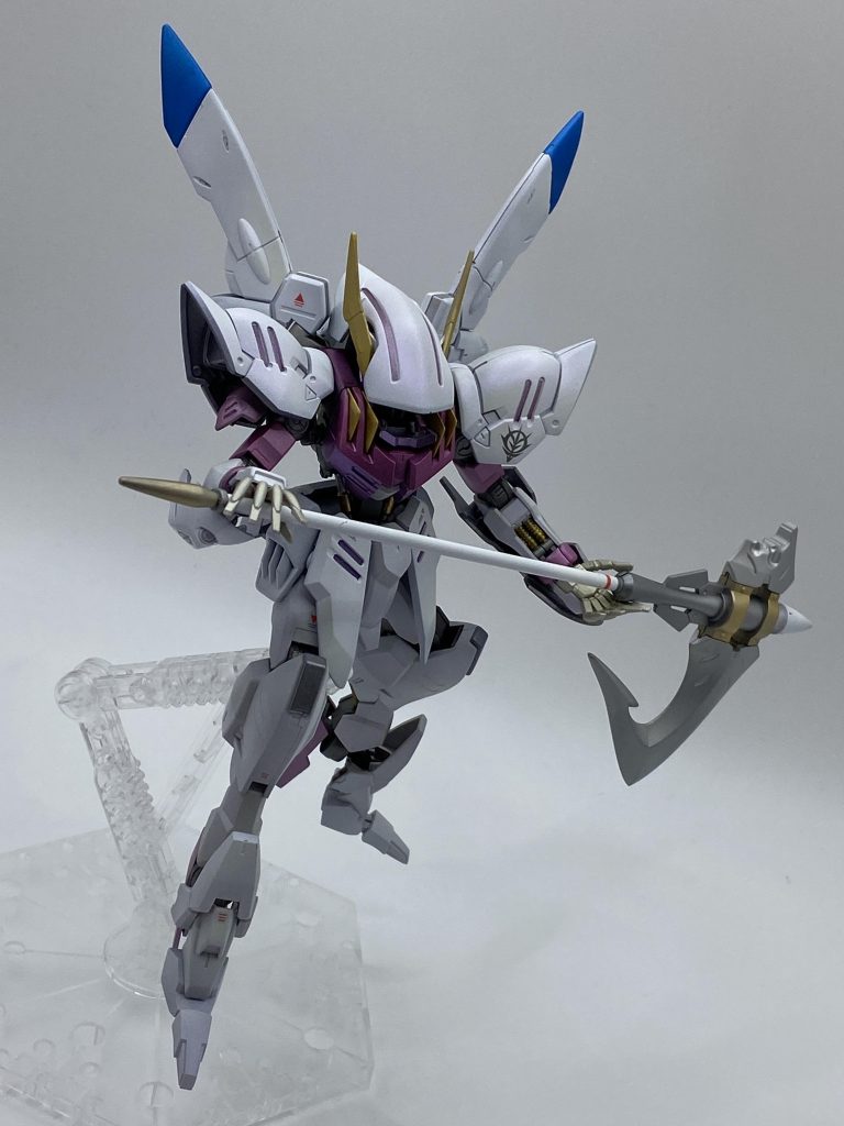 フードを被った厨二的なデザインが良いですね。