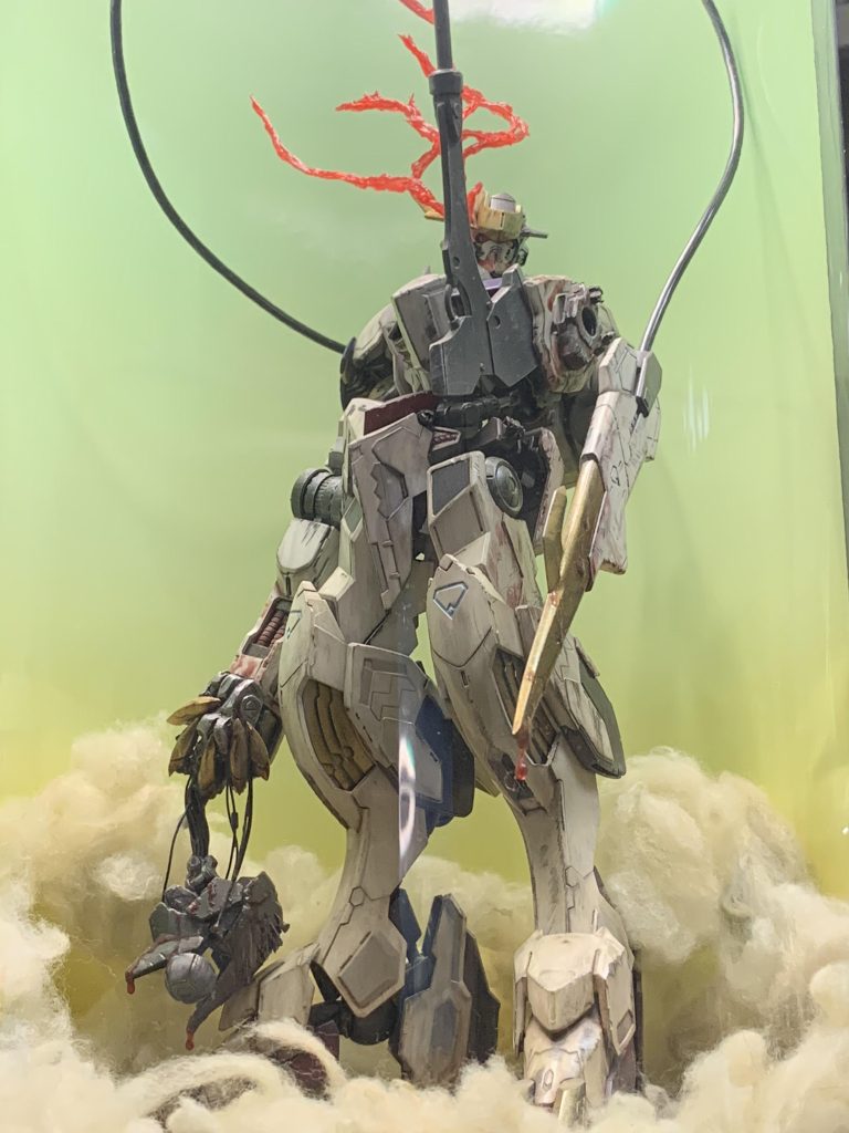 百均アイテムはグラデーションシートなので、背景としての雰囲気はめちゃくちゃ合ってるけど、照明で影が映り込むのは盲点でした。