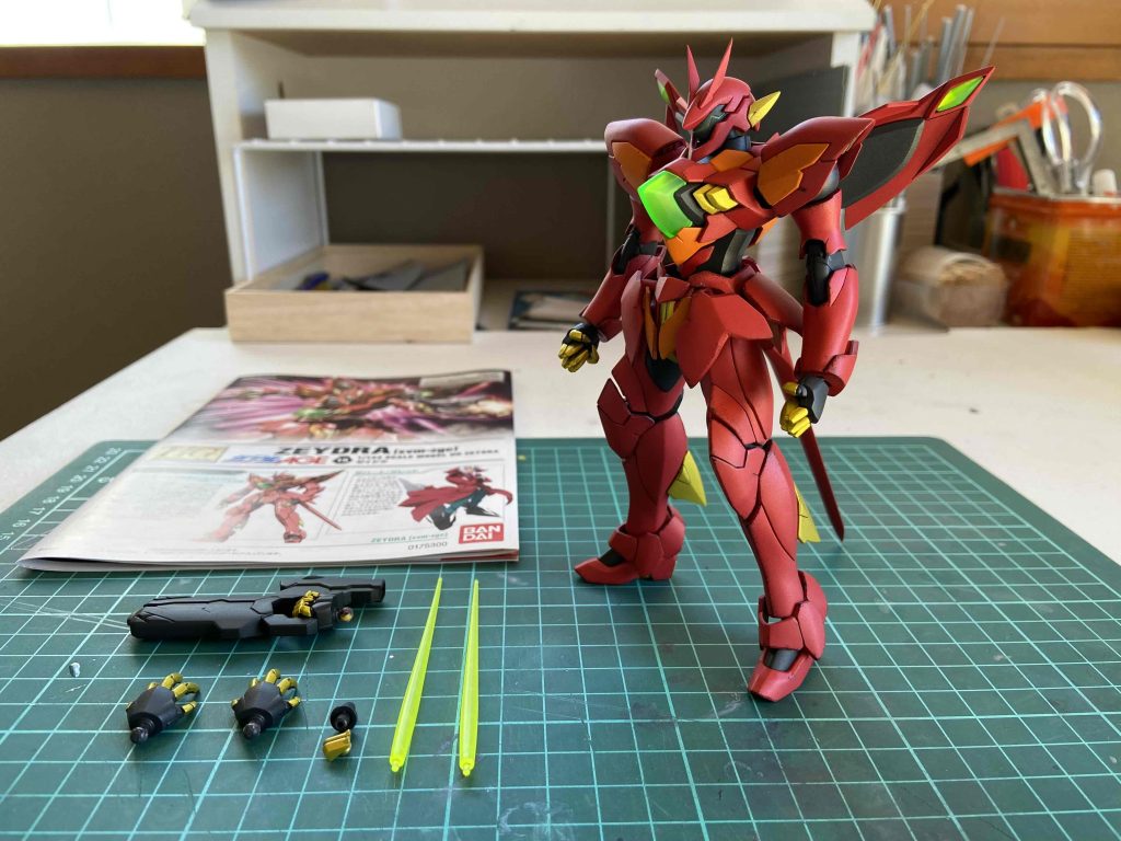 ゼイドラガンのセンサー、キット未付属のサーベルも蛍光イエローを重ねて光るようにし、プレゼントしました。原作再現するため、ゼイドラガン先端にビーム刃を付けられるように開口しました。友人にはすごく喜んでもらえて、僕も嬉しかったです。