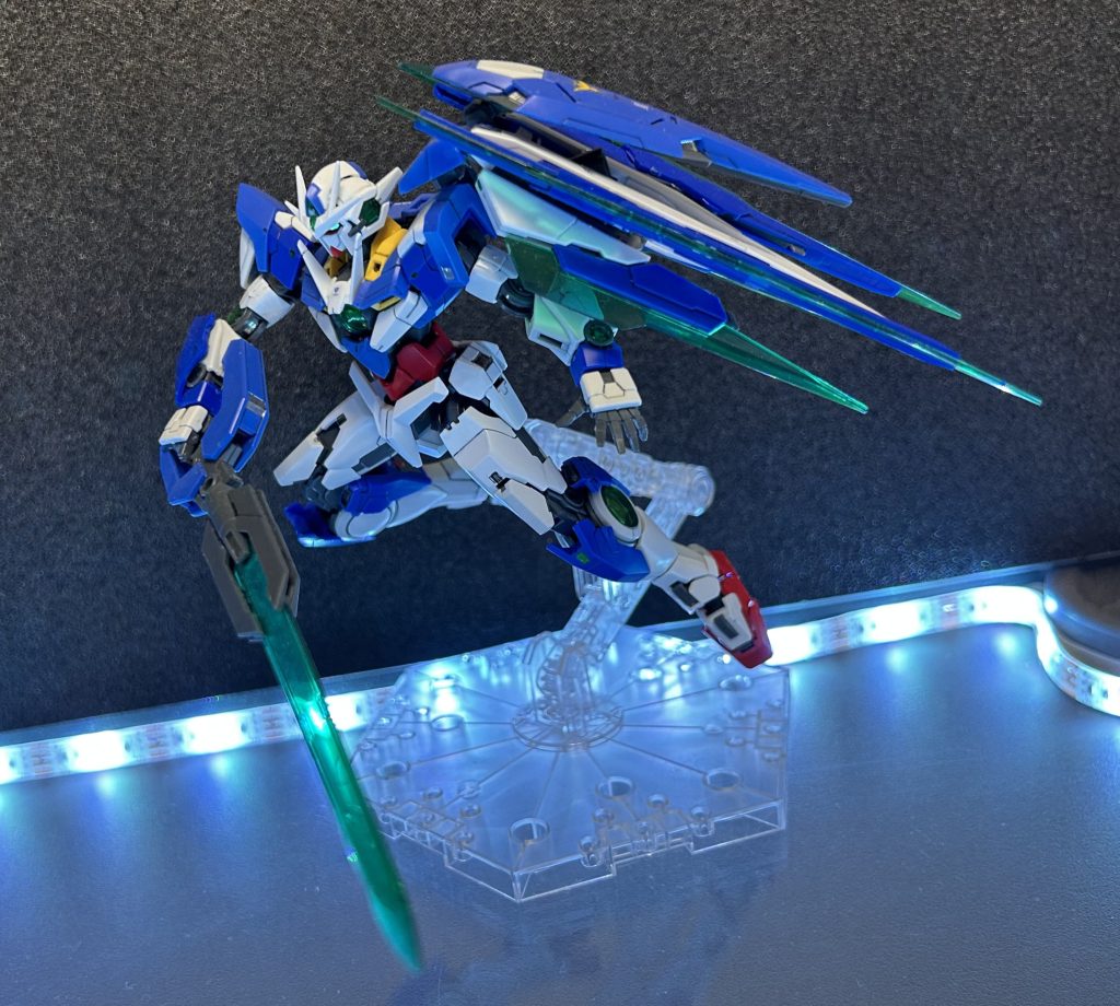 HGダブルオー用　ガンダムデカールからソレスタルビーイングのマークを貼りました