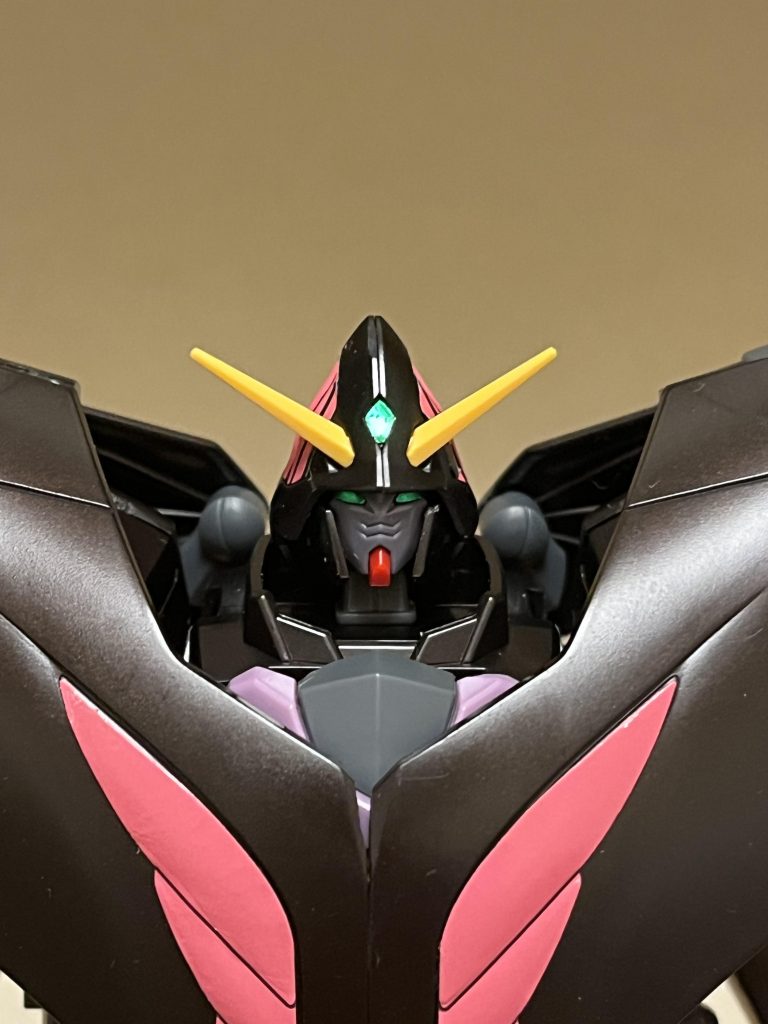 性能本機もまた、DG細胞を宿している為、優れた性能を誇る。DGハイパワーエンジン本体の動力源。デスティニーガンダムセレーネやガンダムシュバルツリッターのように超強化型には至ってない為、ハイパワービッグバンを引き起こす事自体は可能だが、爆発規模は狭い。機動力・スピード機動力も高く、形態を問わず大気圏内での飛行も可能としている。防御力・耐久性本体の耐久性はそれなりに高く、ビームライフル程度ではビクともしないほど。両肩には、ガンダムデスサイズヘルカスタムと同系統の翼「アクティブクローク」が装備されており、可変翼とシールドとしての役割を兼ねており、閉じる事でガード形態、展開する事でアタック形態へと移行する。ガード形態アクティブクロークを閉じた防御形態で、普段や遠距離戦ではこちらで活動する。アタック形態アクティブクロークを展開した攻撃形態であり、全ての兵装を即時使用可能になる。