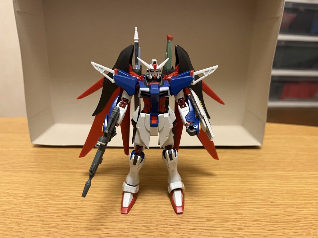 機体名:デスティニーガンダムSpecⅡ全高:18.08m重量:79.44tインパルスのフォース・ソード・ブラスト各シルエットの長所を統合した各種武装、背部に装備された大型ウイング、白を基調とした赤・青・黄色のトリコロールのカラーリング、赤く発光する関節部フレームが特徴。開発者は、シン・アスカ(IF版)。設定の違いについて原作・劇場版メサイア攻防戦で大破したデスティニーガンダムをモルゲンレーテ社で修復の上でアップデートを施した機体で、劇中でも最新鋭機4体を無傷で圧勝し、その内3体を撃破、レクイエム破壊の完遂、という凄まじい戦果を挙げている。オリジナル版こちらはワンオフ機ではなく、シン・アスカ(IF版)が遠隔操作する無人機仕様のMSとして計6体が存在する。さらにカラーリングは、頭部ブレードアンテナが白に変更され、それ以外は原作(アニメ版・改修前)のデスティニーガンダムと同じものになっている。